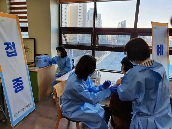 의정부시는 2월 26일 요양병원 4곳, 요양시설 2곳에서 만 65세 미만의 입원·입소자 및 종사자 220명을 대상으로 코로나19 예방접종을 실시했다.