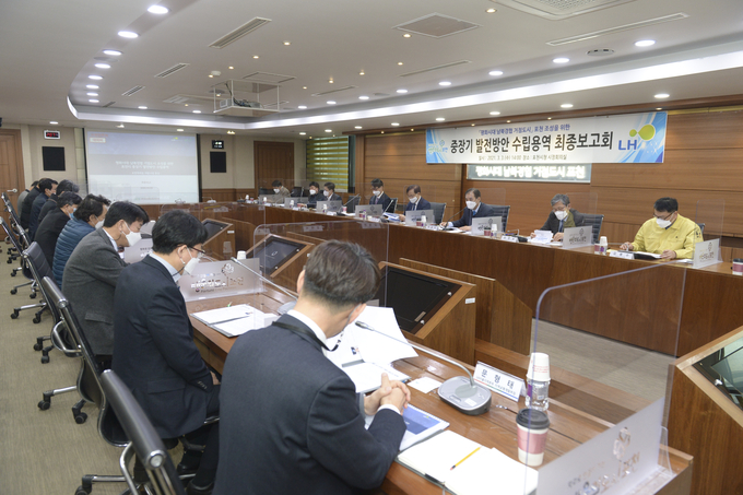포천시는 지난 3일 포천시청 시정회의실에서 ‘평화시대 남북경협 거점도시’ 조성을 위한 「포천 중장기 발전방안 수립용역」 최종보고회를 개최했다.