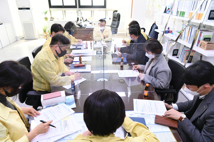 양주시는 5일 시청 부시장실에서 관내 외국인 근로자 대상 코로나19 선제검사를 위한 대책회의를 열고 지역사회 확산 방지를 위한 총력 대응에 나섰다.