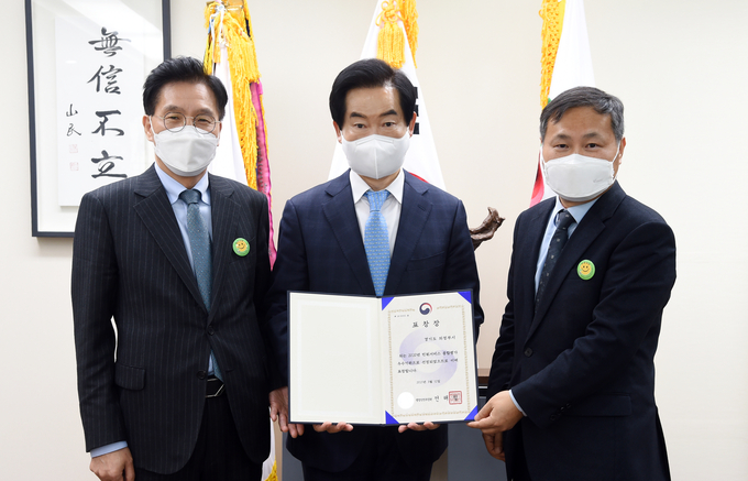 의정부시는 행정안전부와 국민권익위원회에서 공동으로 주관하는 2020년 민원서비스 종합평가에서 ‘가’등급을 달성해 행정안전부장관상을 수상했다고 밝혔다.
