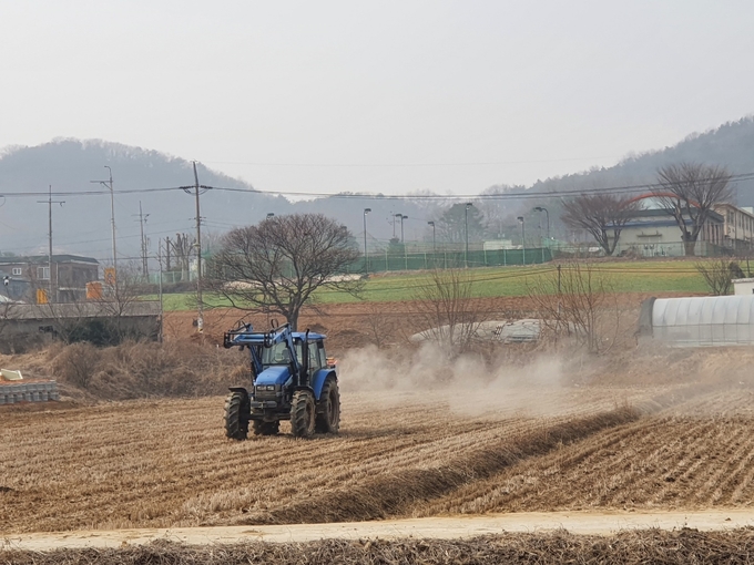 김포시는 논의 토양개량과 지력을 유지·보전하기 위해 지난 3월 14일부터 토양개량제 공동살포를 실시했다.