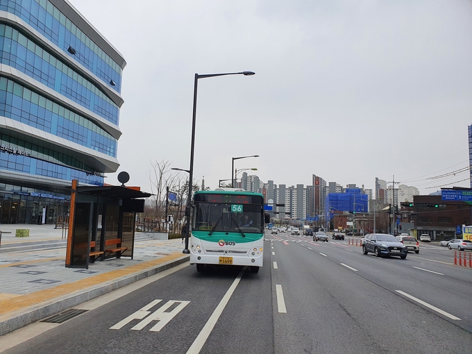 의정부시는 3월 말 외래·입원 진료를 시작으로 의정부시 금오동에 개원하는 의정부을지대학교병원을 시민들이 편리하게 이용할 수 있도록 15개 노선버스를 연계 운행한다고 밝혔다.