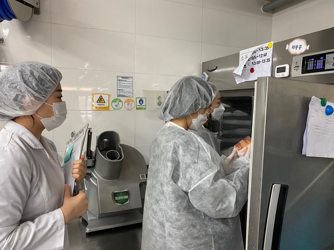의정부시는 봄 신학기를 맞아 식중독이 주로 발생하는 학교·유치원 집단급식소 등을 대상으로 의정부교육지원청과 식중독 예방 합동점검을 실시했다고 밝혔다.