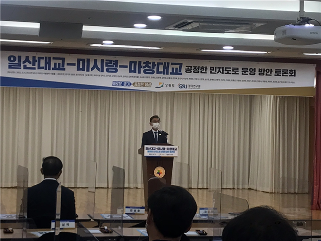 정하영 김포시장이 지난 24일 여의도 이룸센터에서 열린 ‘공정한 민자도로 운영을 위한 국회토론회’에 참석해 민자도로 운영의 문제점을 지적하고, 일산대교 통행료 무료화 방안을 제시했다.