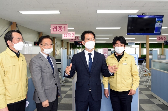 의정부시는 3월 29일 황범순 의정부시 부시장이 코로나19 예방접종센터를 방문해 현장점검을 실시했다고 밝혔다.