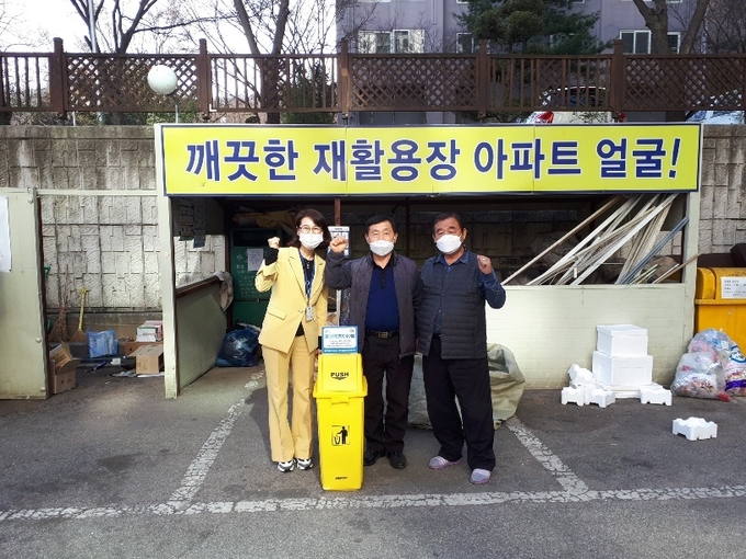 양주시 회천2동은 그린뉴딜 동정 시책사업인 아이스팩 수거 사업의 확대 추진을 위해 관내 공동주택 등 21개소 거점지역 내 아이스팩 전용수거함을 설치했다.
