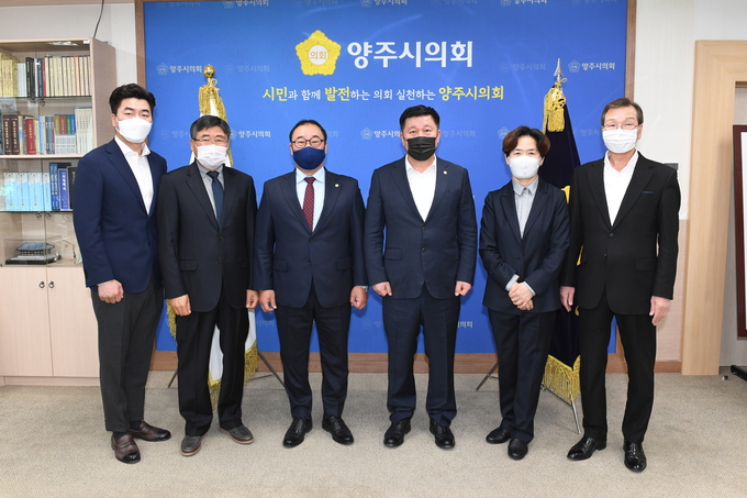 정덕영 양주시의회 의장이 홍성표 결산검사 대표위원을 비롯한 결산검사 위원들과 함께 기념촬영을 하고 있다. 왼쪽부터 이현호 위원, 조진제 위원, 홍성표 대표위원, 정덕영 의장, 오명화 위원, 김인철 위원. 사진=양주시의회