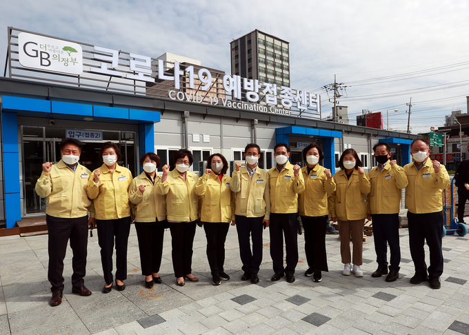 의정부시의회는 지난 2일 의정부역 시민정원에 설치한 의정부시 코로나19 예방접종센터를 방문하여 개소 준비 현황을 살피고 관계자들을 격려하였다.