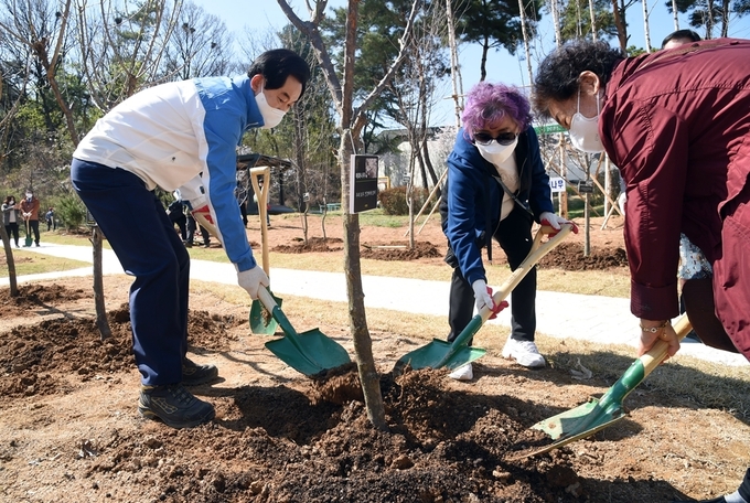의정부시는 4월 5일 직동근린공원 힐빙정원 내 기념식수장에서 시민 90여 명과 함께 ‘희망의 숲’ 조성을 위한 식수행사를 진행하고, 송산사지근린공원 및 각 동별 지정장소 14개소를 포함하여 총 16개소에서 500여 명의 시민과 함께 209주의 나무를 식재했다.