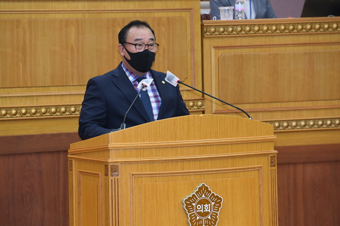 홍성표 의원이 제328회 임시회 제1차 본회의에서 ‘경기도 3차 공공기관 이전 양주시 유치 건의안’을 대표 발의하고 있다.