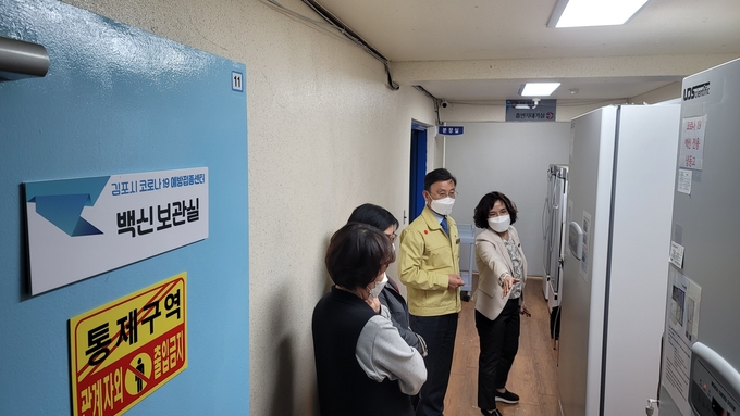 6일 정하영 김포시장이 사우동 김포시민회관 실내체육관에 마련되고 있는 ‘코로나19 예방접종센터’를 현장 점검하고 보건소 담당자들을 격려했다.