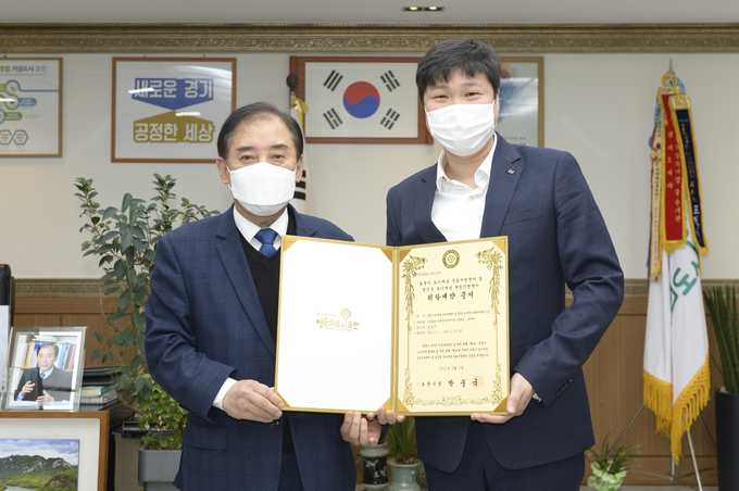 포천시는 (사)사회적공유연구원(대표 양재원)과 7일 포천시 도시재생 기초지원센터(센터장 오승수) 및 영북면 도시재생 현장지원센터 민간위탁 협약을 체결했다.