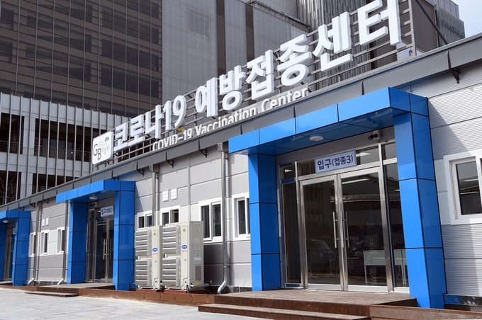 의정부시는 4월 15일부터 예방접종센터에서 75세 이상(46. 12. 31. 이전 출생자) 어르신 및 노인시설 입소자 등을 대상으로 화이자 백신 접종을 시작한다.