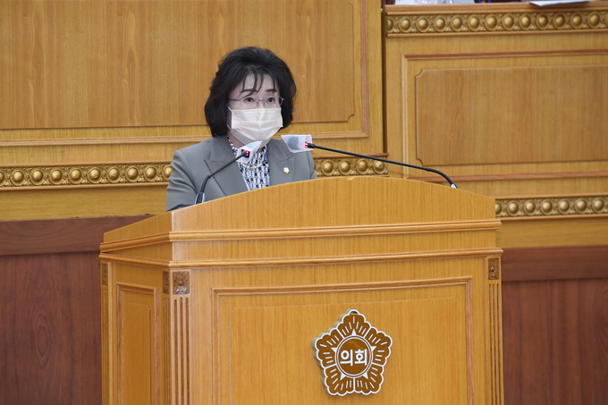 안순덕 의원이 제328회 임시회 제2차 본회의에서 ‘미얀마 군부 쿠데타 규탄 및 민주 주의 회복 촉구 결의안’을 대표 발의하고 있다.