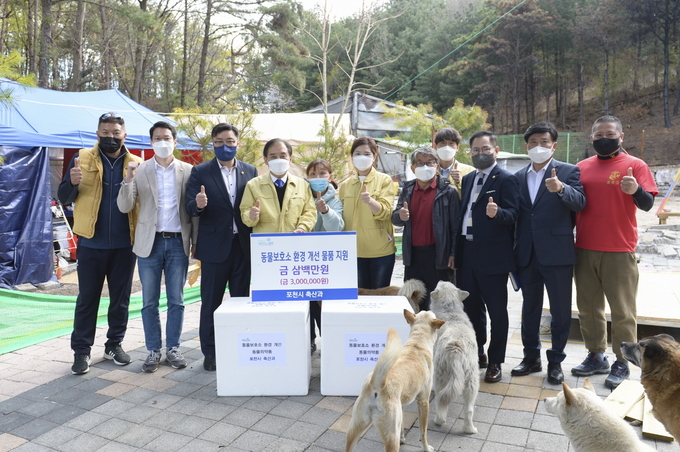 박윤국 포천시장은 지난 13일 유기동물보호소의 실태와 애로사항을 청취하기 위해 배우 이용녀 씨가 운영하는 유기동물보호소를 방문했다.