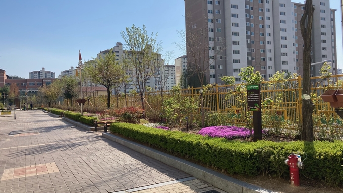 양주시는 학생들의 정서함양을 위한 자연친화적 학습공간과 지역주민의 쉼터공간을 제공하기 위해 삼숭초등학교에 학교 숲 조성을 완료했다고 밝혔다.