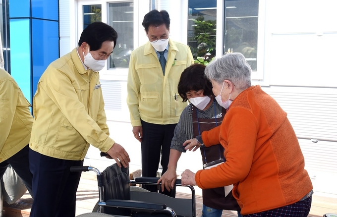 안병용 의정부시장은 4월 19일 신세계 백화점 의정부역 7번 출구 앞 공원에 위치한 코로나19 예방접종센터를 방문해 접종자가 불편함이 없는지 살피고 의료진, 공무원 및 자원봉사자 등 관계자들을 격려했다.