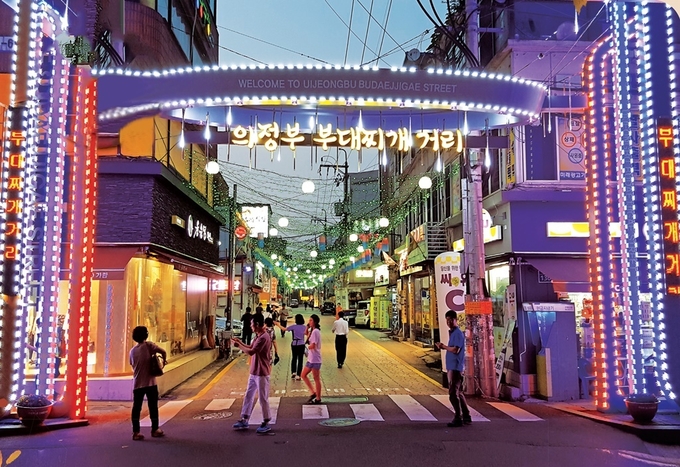 의정부시는 경기도 주관 2021년 경기도 구석구석 관광테마골목 공모사업 먹거리와 체험 연계 테마 특화거리 분야에 의정부 부대찌개 골목이 선정되었다고 밝혔다.