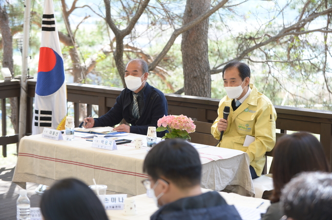 포천시는 지난 21일 창수면 사과농가에서 읍면동 농업인상담소장을 대상으로 영농현장 간담회를 열었다.