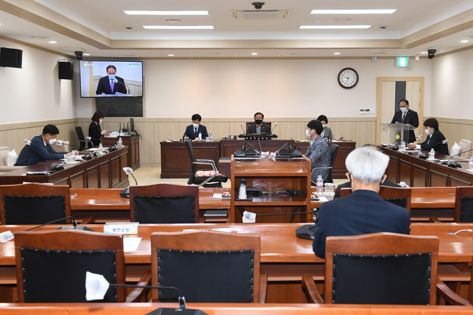 1. 4월 23일 열린 제2차 행정사무조사특별위원회에서 김종길 간사가 행정사무조사 계획서를 보고하고 있다.