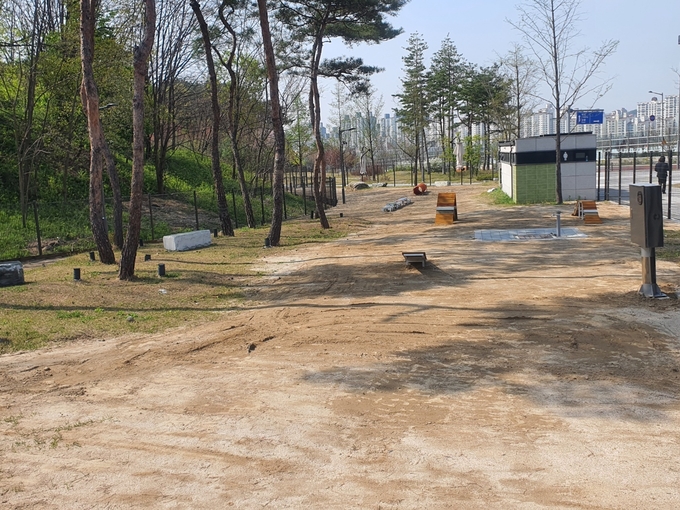 양주시는 오는 5월 9일까지 건전한 반려동물 문화 정착을 위해 반려견과 사람이 어울릴 수 있는 전용공간 반려견 놀이터를 시범 운영한다.
