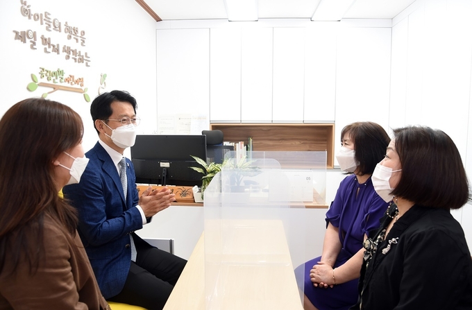 의정부시는 5월 3일 코로나19 상황 속에서 어린이집 방역실태를 점검하기 위해 호원동 소재 공립안말어린이집을 방문했다.