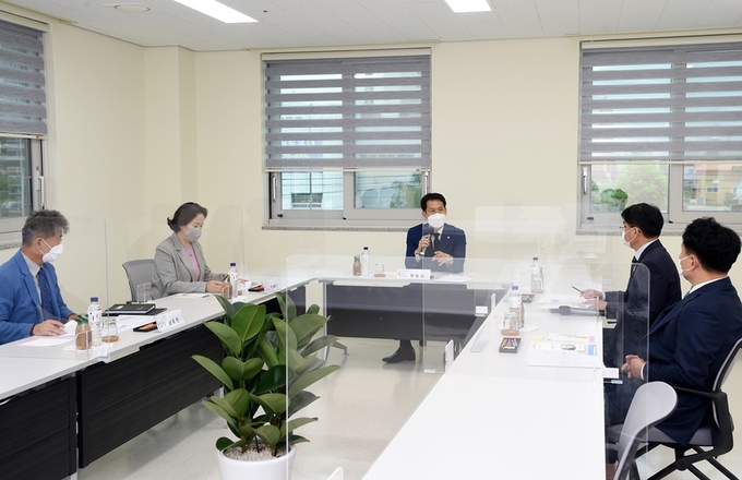 황범순 의정부시 부시장은 5월 4일 올해 새롭게 개관·운영 중인 녹양종합사회복지관(관장 공완식)을 방문해 방역수칙 준수 및 그간 운영 상황을 점검하고 관계자들을 격려했다.