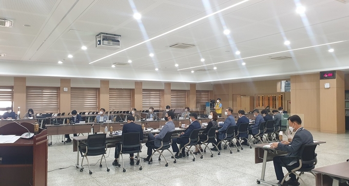 김포시(시장 정하영)는 제2차 기후변화 적응대책 세부시행계획 수립 최종보고회를 관련 부서장 17명이 참석한 가운데 5월 13일 개최하였다.