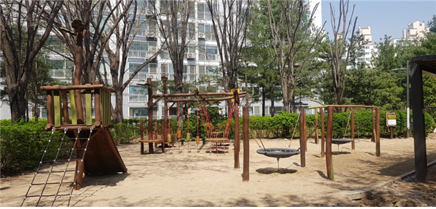 클린도시사업소(소장 두철언)는 최근 관내 시민들의 쾌적하고 원활한 공원이용을 위하여 노후된 화장실에 대한 환경개선사업을 추진했다.