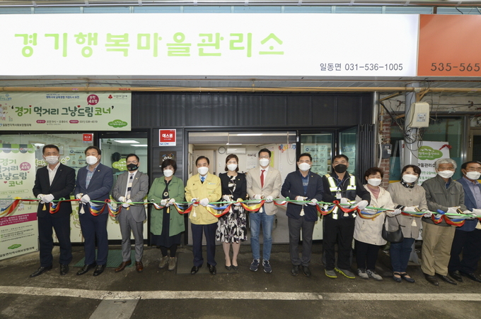 포천시는 지난 17일 경기먹거리 그냥드림코너 포천 3·4호점을 경기사회복지공동모금회 후원을 통해 각각 영북면행정복지센터, 일동면행복마을관리소에 개소했다.