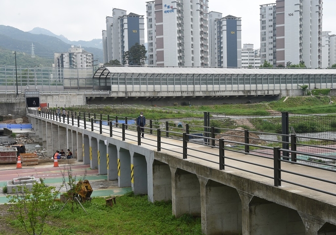 의정부시는 지난해 8월 집중호우로 붕괴된 중랑천 인도교(L=120m, B=3m) 보수공사가 완료됨에 따라 5월 15일부터 시민의 통행 불편을 해소하기 위해 인도교 통행을 재개했다.