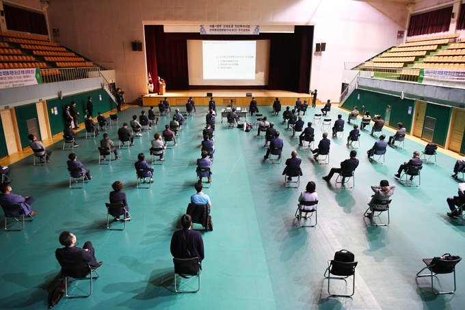 양주시는 지난 25일 양주문화예술회관 실내체육관에서 서울-양주 고속도로 민간투자사업의 전략환경영향평가 주민설명회를 개최했다.