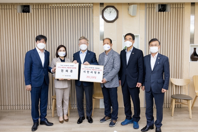 26일 정하영 김포시장과 시의회의장, 국회의원, 시민단체 대표가 ‘제4차 국가철도망 구축계획’ 시․도지사 의견수렴을 앞두고 이재명 경기도지사를 만났다.