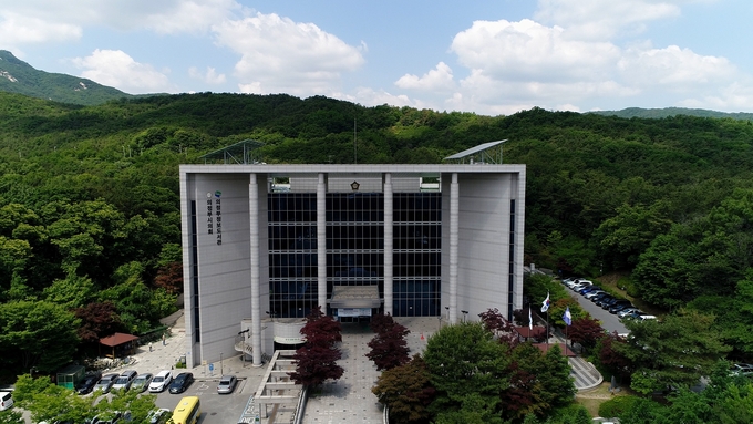 의정부시의회는 『지방의정동우회법 제정 건의문』과『택지개발사업 공공시설물 인계인수 제도 개선 촉구 건의문』을 경기도시·군의회의장협의회에 제안하여, 제155차 경기도 시·군의회 의장협의회 정례회에서 채택되었다고 31일 밝혔다.