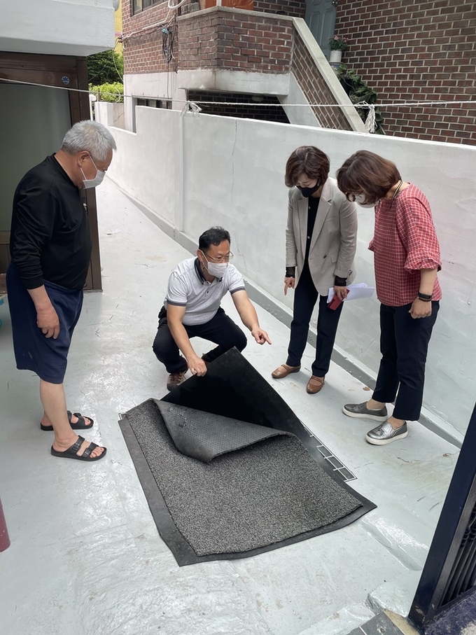의정부시 호원2동은 6월 3일부터 4일까지 이틀에 걸쳐 여름철 재해에 대해 선제적으로 대응하고 주민들의 안전 확보와 불편 사항 해소를 위해 호원권역 침수 취약 지역을 점검차 방문했다.