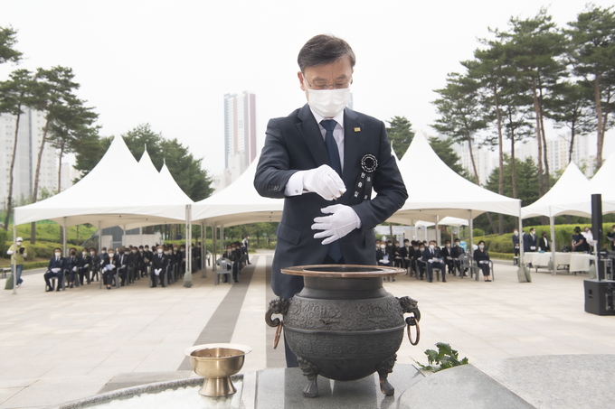 김포시는 지난 6일 조국과 민족을 위해 희생하신 국가유공자의 위훈을 기리는 제66회 현충일 추념식을 현충탑에서 개최하였다.
