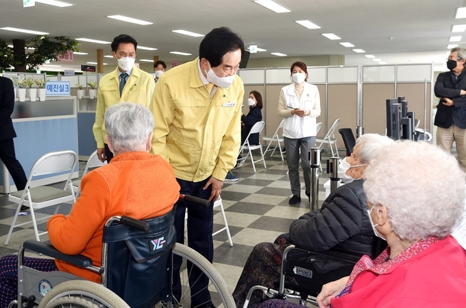 의정부시는 75세 이상 어르신 및 노인시설 이용·입소·종사자에 대한 화이자 백신 1차 접종을 6월 12일 완료했다고 밝혔다.