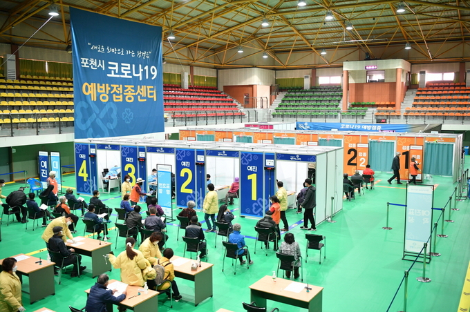 21일 포천시에 따르면 18일 기준 관내 75세 이상 고령자 및 노인시설 종사자 13,356명에 대한 백신 2차 접종이 92%의 높은 접종률을 기록하며 마무리되었다고 밝혔다.