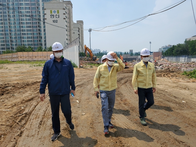 김포시 이석범 부시장은 22일 건축물 해체 현장, 배수펌프장, 침수우려지역에 대해 현장행정을 실시했다.