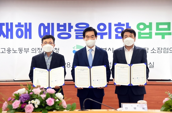 의정부시는 6월 28일 시청 상황실에서 의정부지역 건설현장 산업재해 예방을 위한 상호 협력 방안을 내용으로 고용노동부 의정부지청, 의정부지역 건설현장 소장협의체와 업무협약을 체결했다.
