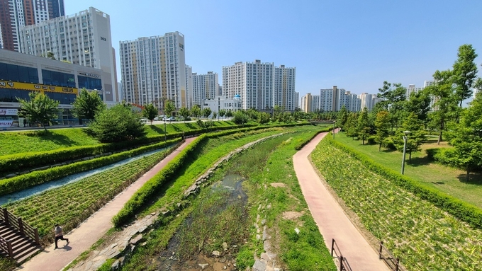 김포시 클린도시사업소는 최근 가마지천 산책로(마산동 615-9번지 일원)에 사계절 아름다운 경관을 감상할 수 있는 걷고 싶은 산책로 환경 조성을 위해 ‘2021년 경기 선형공원 조성사업’ 추진을 완료했다.