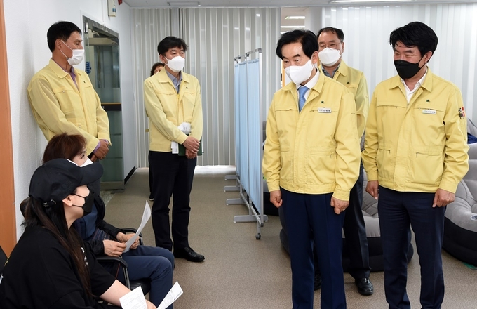 의정부시는 6월 29일 코로나19 집단감염이 발생한 호원동, 신곡동 학원과 관련 추가 감염 방지를 위해 총력전을 펴고 있다고 밝혔다.