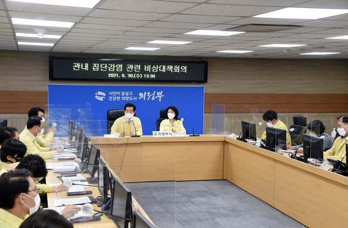 의정부시는 최근 어학원에서 시작된 코로나19 확진자가 학원, 학교 등 지역사회로 확산되는 것을 방지하기 위해 의정부교육지원청, 학교 등 유관기관 및 지역사회와 총력을 기울이고 있다.