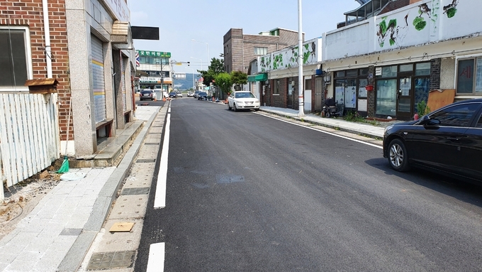 김포시는 월곶면 군하리 문화마을(군하리 애기봉로7번길 구간) 내 전신주와 각종 통신선로 등을 지하화 하는 지중화 공사를 완료했다고 밝혔다.