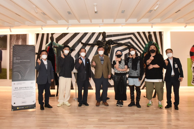 정덕영 양주시의회 의장과 김종석 양주부시장이 전시에 참여한 디자이너들과 함께 의정갤러리에서 기념촬영을 하고 있다.