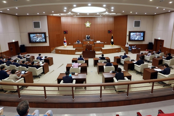 의정부시(시장 안병용)는 코로나19에 대응하고 지역경제 회복을 위해 편성한 1조 5천913억 원의 2차 추가경정예산이 8월 30일 제307회 의정부시의회 임시회에서 의결됐다고 밝혔다.