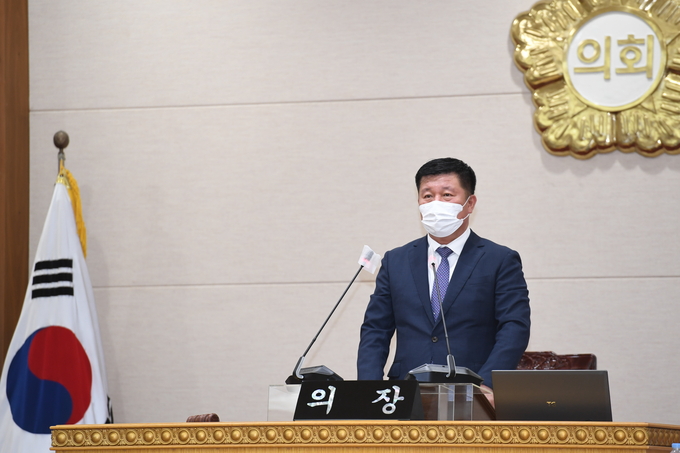 정덕영 의장이 제333회 임시회 제1차 본회의에서 ‘양주시 옥정지구 초등학교 설립 촉구 건의안’을 채택하고 있다.