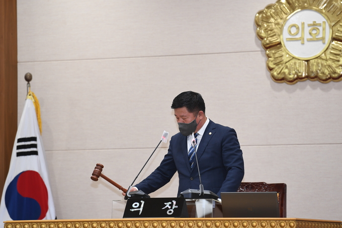 정덕영 의장이 제333회 임시회 제3차 본회의에서 2021년도 제2회 추가경정예산(안)을 원안 가결하고 있다.