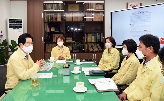안병용 의정부시장은 9월 27일 의정부시보건소를 방문해 코로나19 확진자 발생 동향과 주요 집단감염 대응 상황 등을 보고 받고 추석 연휴 이후 확진자 급증에 따른 신속한 대응을 당부했다.