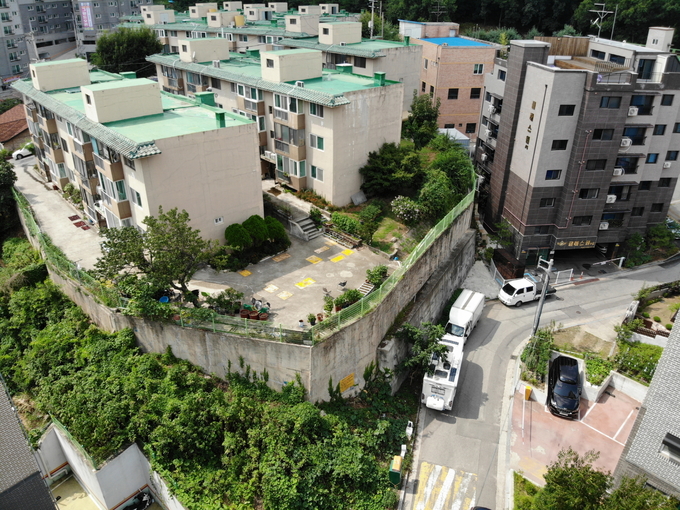 의정부시는 9월 금오동에 위치한 산장연립 옹벽을 대상으로 체계적인 유지관리와 급경사지(옹벽) 재해예방을 위해 정밀안전점검을 실시하였다.